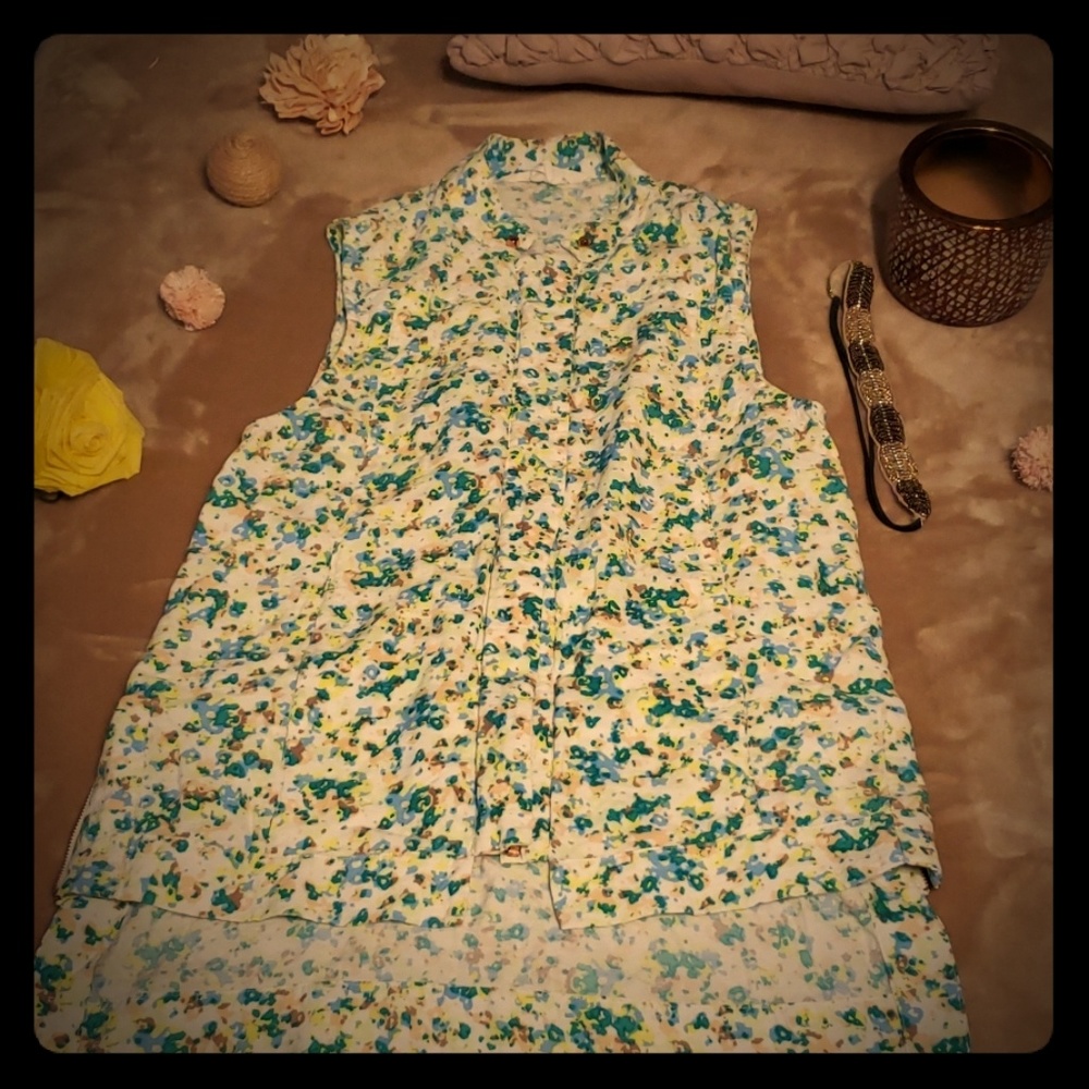 Floral BCBG top with pockets